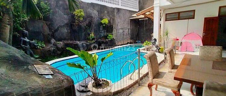 Rumah Sangat Luas Ada Swimming Pool di Kemanggisan, Jalan Karmel 1