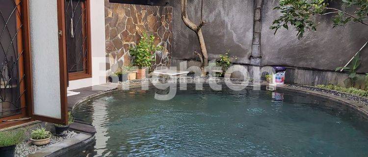 RUMAH PREMIUM DI RENON ADA KOLAM RENANG SERBA KAYU BERKUALITAS 1