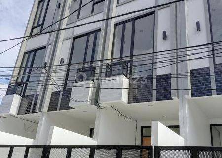 Rumah Baru 3 lantai di Duri Kepa, Kebon Jeruk, Jakarta Barat 1