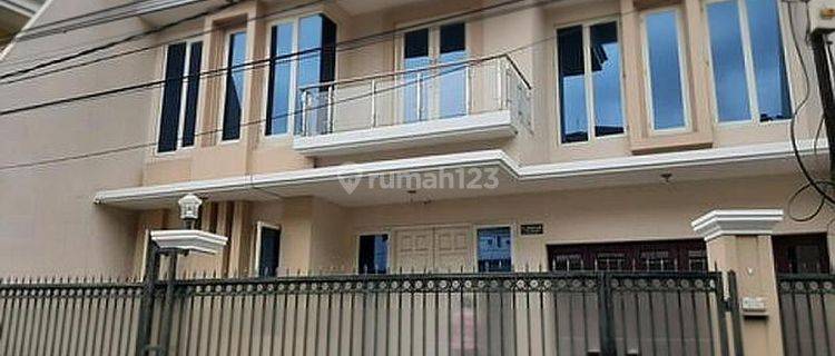 Rumah Bagus Baru Furnished Taman Kedoya Baru, Jakarta Barat 1