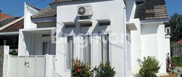 KAN RUMAH TERAWAT FULL FURNISH DI PERUMAHAN WIKA 1