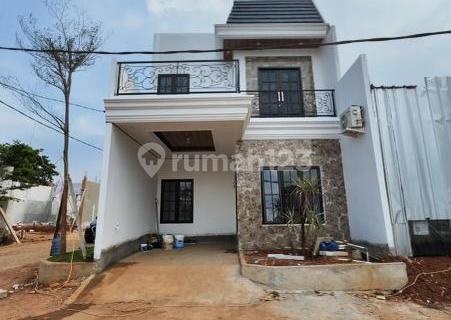A 2 and a half story house in Depok, in a strategic location. 1