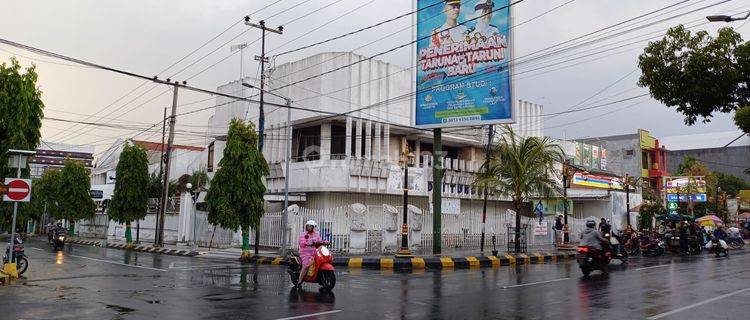 RUMAH MEWAH ADA TOKO USAHA DIKODYA MADIUN JATIM 1