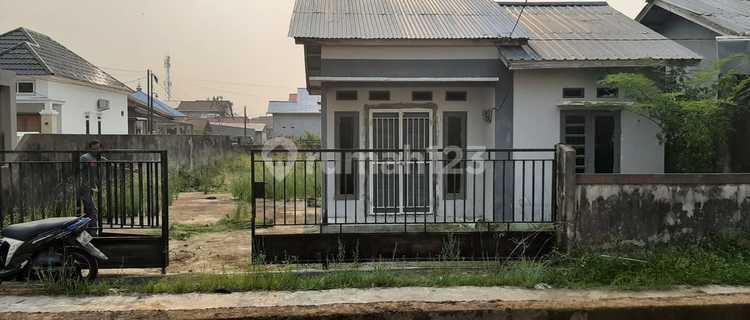 House with Extensive Land in Star Borneo Complex, Parit Muksin. 1
