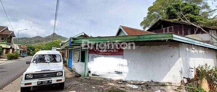 RUMAH DENGAN BANGUNAN HISTORIKAL DI WONOGIRI 1