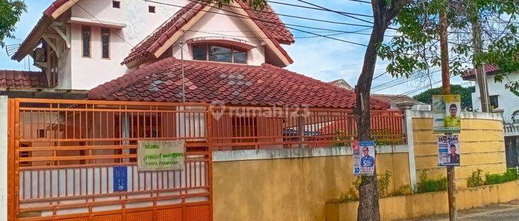 RUMAH JL.RAYA UTAMA BSD DEKAT STASIUN KA 1