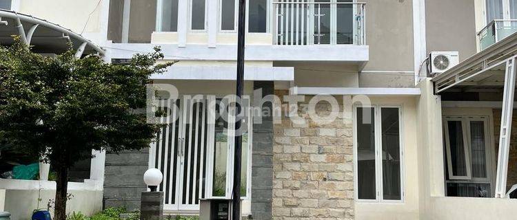 Rumah modern 2 lantai di kawasan elit kota Batu 1