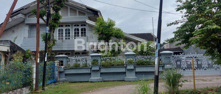 rumah cantik halaman luas lokasi dlm komplek 1