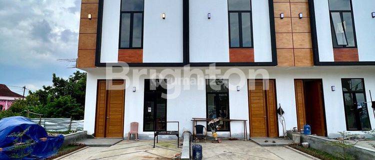 RUMAH TOWNHOUSE BARU CANTIK DI DALAM KOMPLEK PERUMAHAN ONE GATE SYSTEM DI DAERAH KENTEN 1