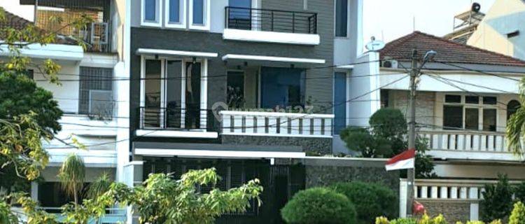 Rumah Mewah Dan Asri Depan Taman Fully Furnished di Green Garden Jakarta 1