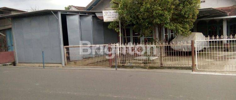 rumah lokasi strategis tanah luas. Cocok untuk usaha, persis didepan pasar tradisional di Simpang 4 Tegal Binangun masuk wilayah Palembang. 1