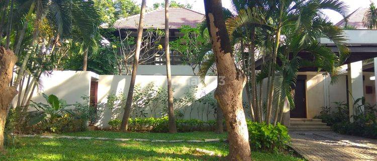 Rumah Mewah International 3BR Dengan Pool di Isen 1