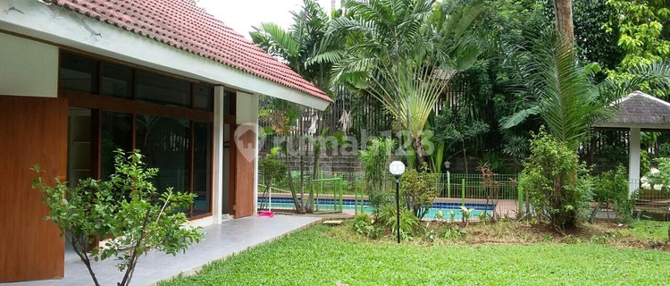 rumah asri dengan halaman luas. lingkungan expat 1