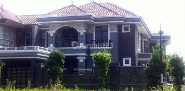 Rumah mewah 3 lantai posisi hook di Delta Raya Selatan Surabaya 1