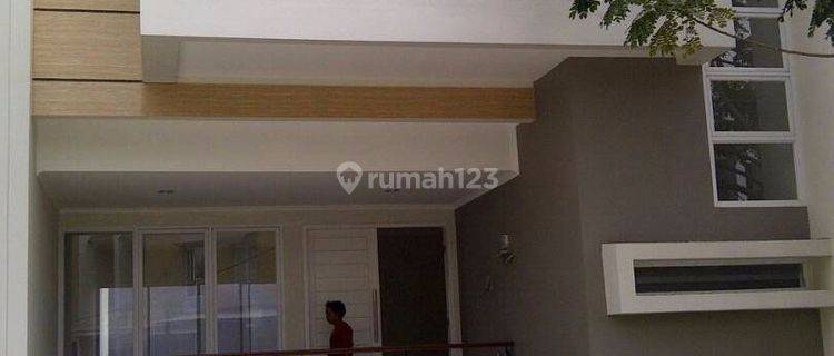 Rumah minimalis samping taman Modern Land 1