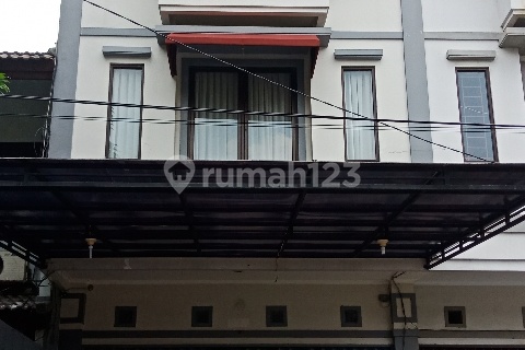 Beautiful 3-Story House in Pasar Baru, suitable for Residence / Boarding House, Building Area 220m2, Access for 2 Cars 1