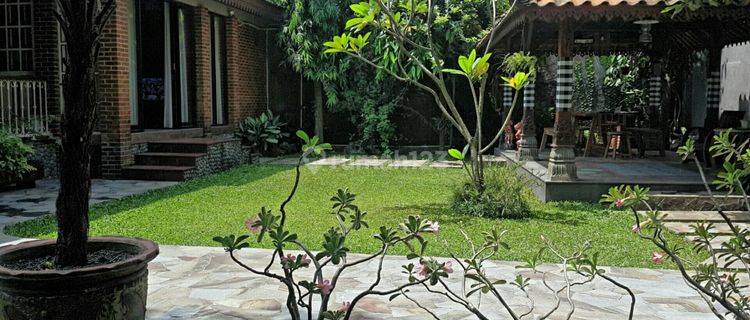 Rumah klasik dan etnik. Sangat elegan plus gazebo. Cocok untuk hunian dan investasi yang sangat nyaman dan istimewa tentunya 1