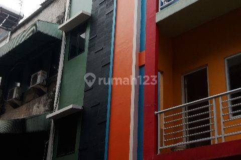 Rumah Kost Harian Mangga Besar 5 Lantai Siap Huni, 12 Kamar FULL AC, BU, !!! Cash Flow pendapatan min. 25 juta / bulan Akses Jalan 2,5 Mobil, Luas Tanah 67 m2 1