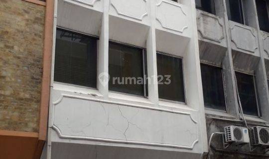 Rumah 4 Lantai LT 88 m2 di tepi jalan raya, BU !!! Cocok untuk usaha, toko, Kost-Kostan, Lebar Jalan 2 Mobil 1