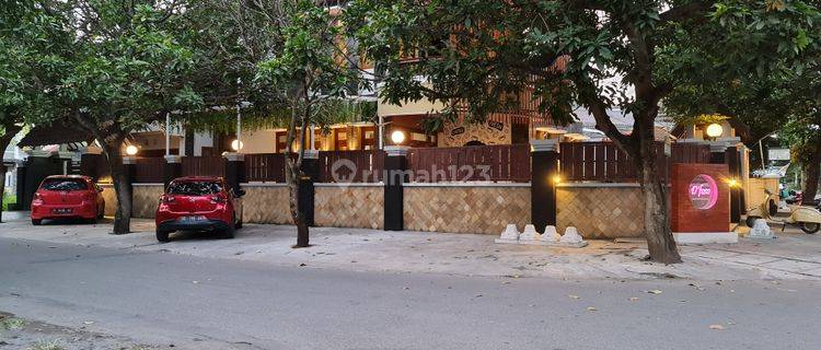 Rumah mewah di solo kota, suasana asri dikelilingi tanaman.. 1