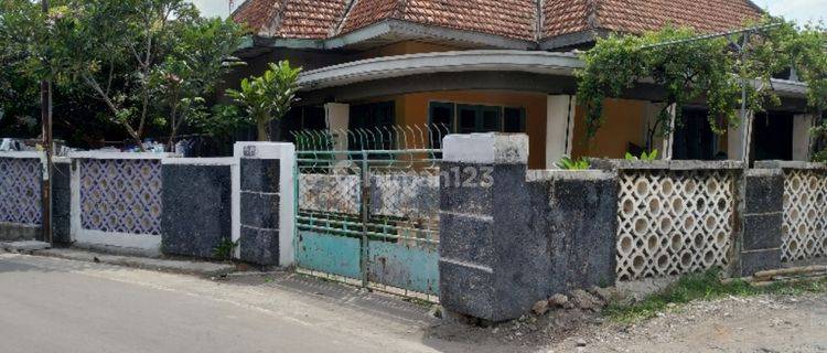 Rumah Klasik Lokasi Tengah Kota Solo Dekat Jalan Raya (ERAT) 1