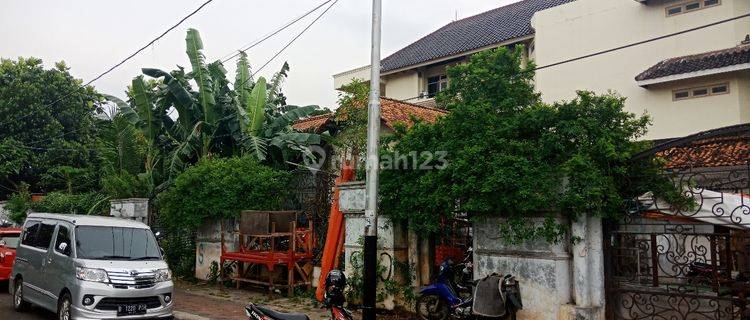 Rumah Menteng Hoek Murah Cilosari, LT 716m2, LB 300 m2 Kawasan Pemukiman Elit Menteng, Akses Jalan 3 Mobil, Dekat Cikini 1