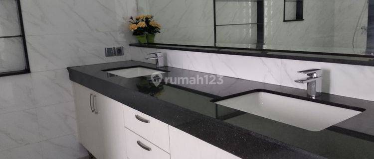 Rumah Unfurnished Baru Shm - 4BR+2 (T/B 240 m² / 533 m²) 8.8m, Kedoya, Jakarta Barat 1