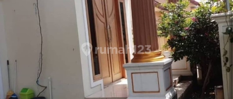 European-style classic house near Permata Jingga. 1