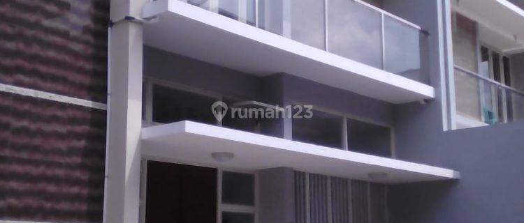 Rumah Minimalis 2 lantai di Tengah Kota Solo 1