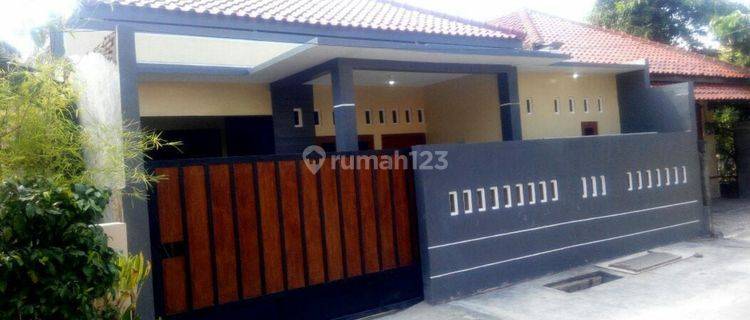 Rumah Cantik Modern Bagus Kota Solo 1