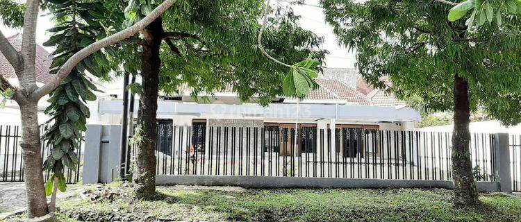 Rumah Klasik Tanah Luas Lokasi Strategis , Cocok Untuk Usaha Dan Hunian...Lokasi Strategis Dekat Sekolah, Universitas, Mall, Pasar Tradisional, Pusata Kuliner...Lingkungan Aman Dan Nyaman...Traffic Bagus...Harga Nego Pemilik 1
