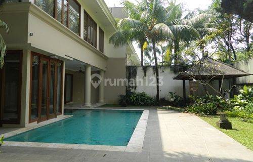 Tropical House In Gate of 4 houses and Has Beautiful Garden and S.Pool in Pejaten Barat 1