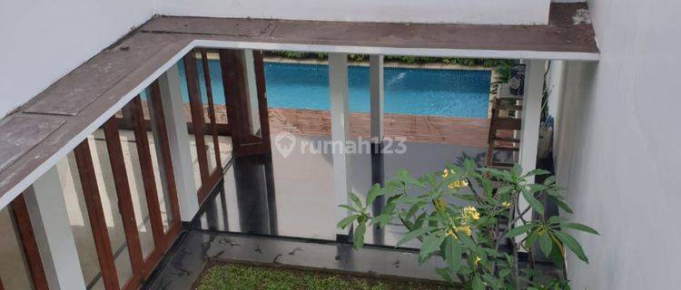 Rumah Cantik Jakarta Selatan Pondok Indah ada Kolam Renang  1