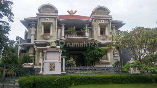 rumah mewah golf view di graha famili surabaya 1