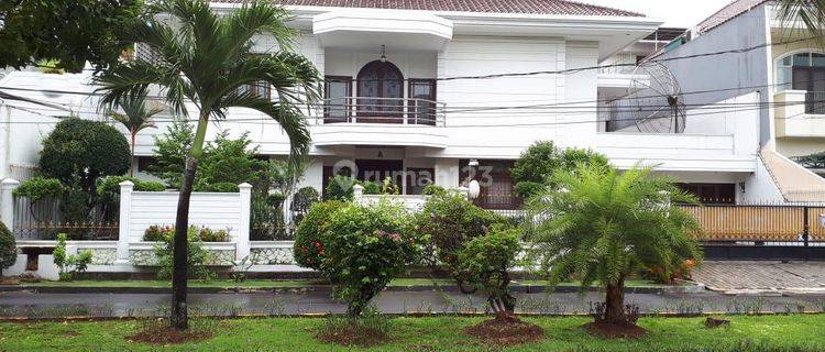 Rumah Mewah dengan kolam Renang di Taman Kedoya Baru Residence 1