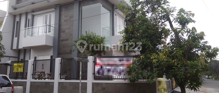 2.5-Story Minimalist Corner House, Newly Built, Ready to Live, Best Price 1