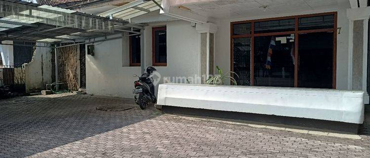 Rumah untuk kantor atau tempat usaha parkir mobil besar di lokasi pusat kota Bandung 1