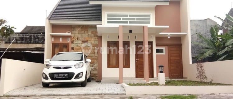 Affordable house in a flood-resistant cluster. 1