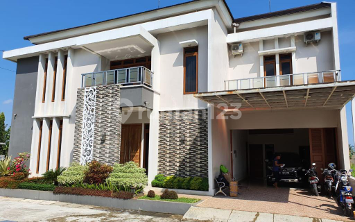 Luxury 3-Story House in Elite Housing Estate, Purbalingga 1