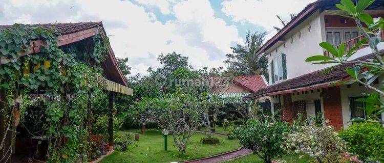 VILLA UNIK TAMAN LUAS DI JAKAL  1