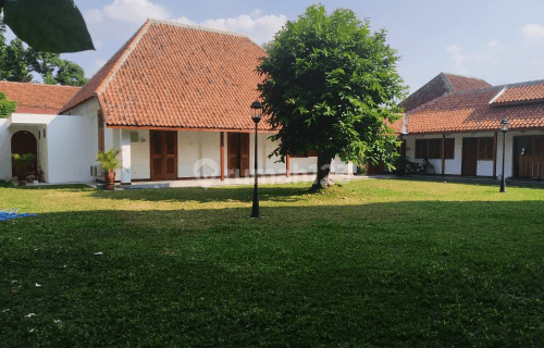 Rumah Asri dan Hijau di Kotabaru, kawasan Premium & Jantung kota Yogyakarta.Lingkungan tenang & nyaman.Jarang ada.Untuk investasi, laku keras bila disewakan utk bisnis/ usaha. 1