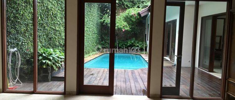 Rumah bagus 1 lantai bergaya tropical dengan pool di Kemang Area 1