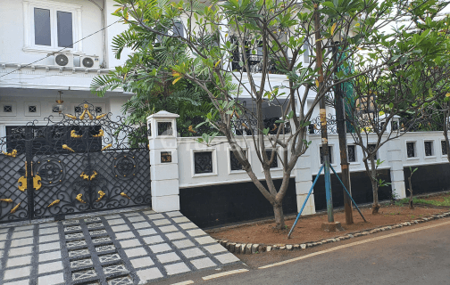 rumah huk asŕi depan jakan lebar dan ada fasum 1