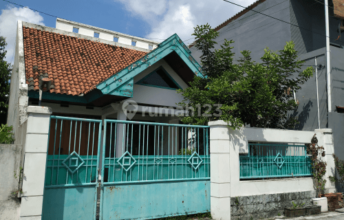 Rumah Klasik Nyaman Laweyan Solo Kota Dengan Rooftop 1