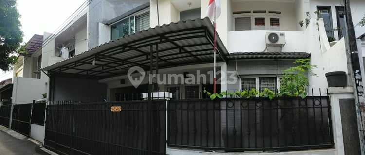 Comfortable and exclusive neighborhood house in Tebet, South Jakarta. 1