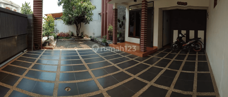 Rumah Bagus 2 lantai, lingkungan tenang 1