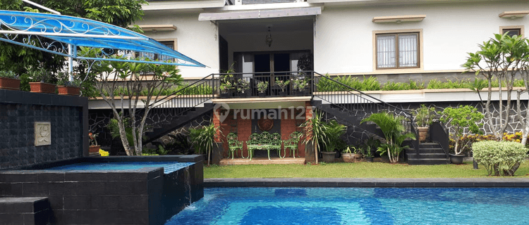 Rumah mewah dengan kolam renang dan taman luas di Depok 1