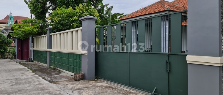 Rumah strategis hitung tanah dekat jalan monginsidi jebres solo 1