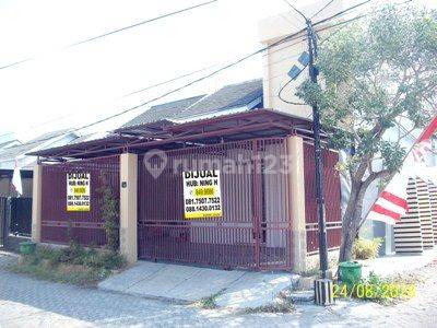 Jual Rumah 2 Lantai, Bagus + Terawat, Hoek, Row Jalan Lebar + Paving, Siap Huni, Bisa untuk Rumah Tinggal / Kantor / Gudang dsb - NH - 1