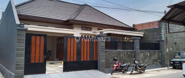 Rumah  impian dengan  Kolam Renang di Banjarsari Solo 1